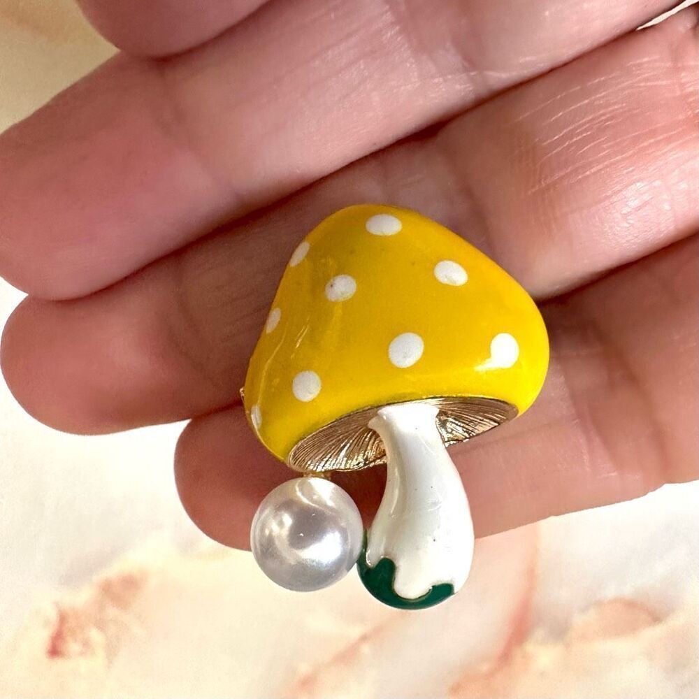 Mushroom brooch pin